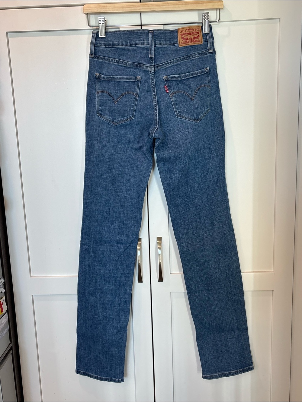 Levi’s 314 Shaping Straight Jeans Size 25 Medium Wash